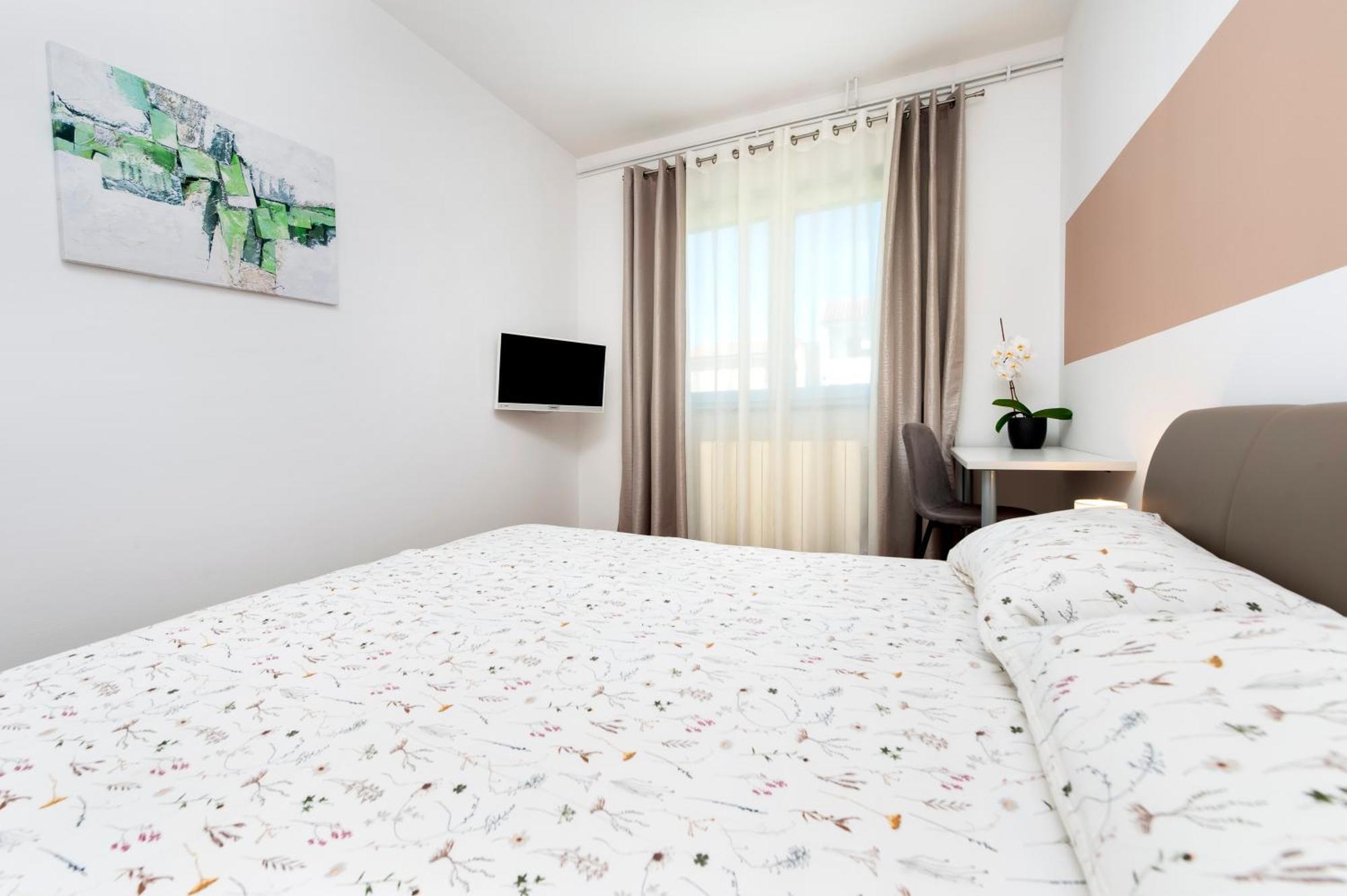 Apartments Euphemia ロヴィニ エクステリア 写真